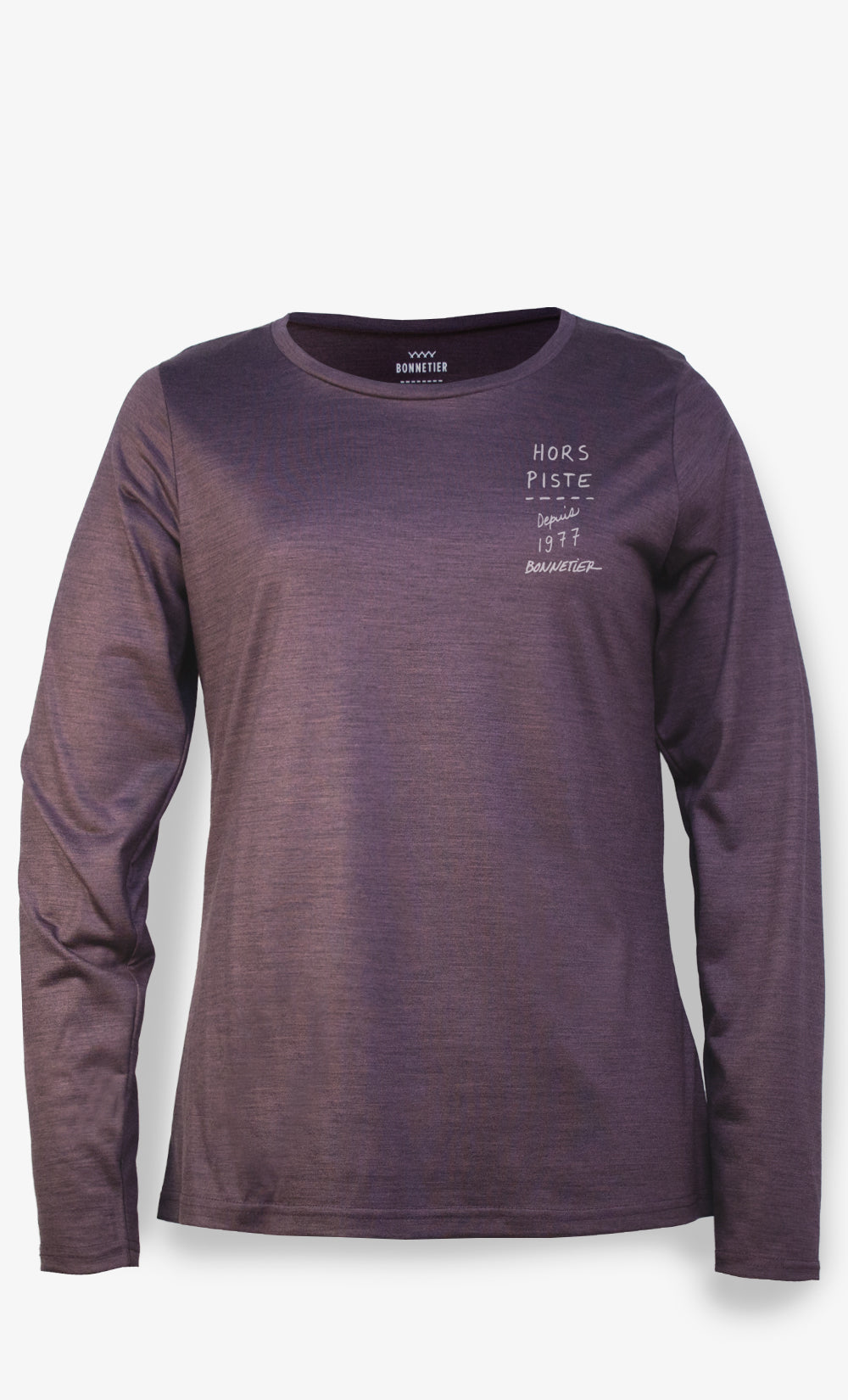 Femme portant un chandail manches longues en laine de mérinos aubergine chiné avec imprimé Hors Piste BONNETIER fabriqué au Canada.