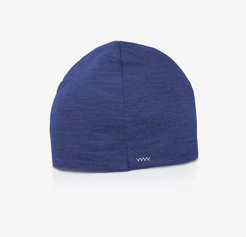 Beanie double en laine mérinos bleu nuit et noir, idéal pour l'hiver. Chaleur naturelle, douceur au toucher et style élégant, fabriqué au Québec par BONNETIER.