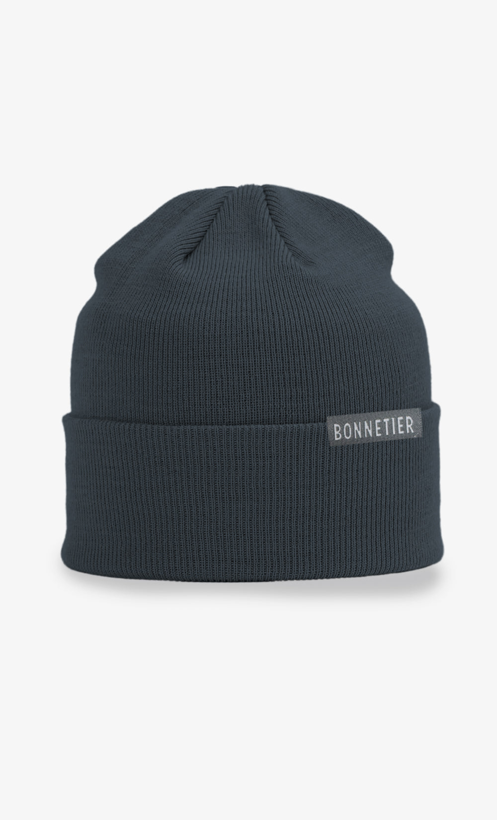 Tuque tricotée en mélange de mérinos et acrylique couleur charcoal, taille unique. Élégante et parfaite pour l’hiver, idéale pour garder la tête au chaud avec style.